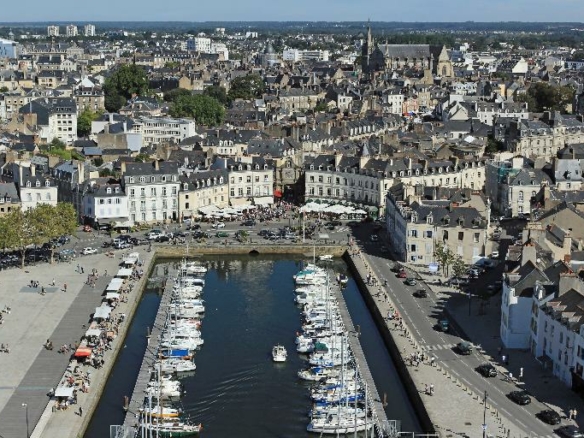 Vue aérienne de Vannes illustrant l'article sur les tendances immobilières 2024