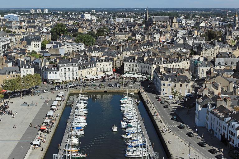 Vue aérienne de Vannes illustrant l'article sur les tendances immobilières 2024